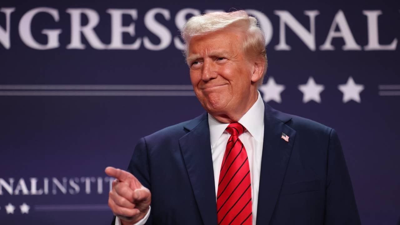 Trump’s Tariff Strategy Backfires as Weak Dollar Fuels Inflation and Drives Investors Away
