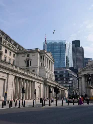 U.K. Inflation Rises to 3.6% as BOE Faces Tough Choice Between Rate Cuts and Price Pressures