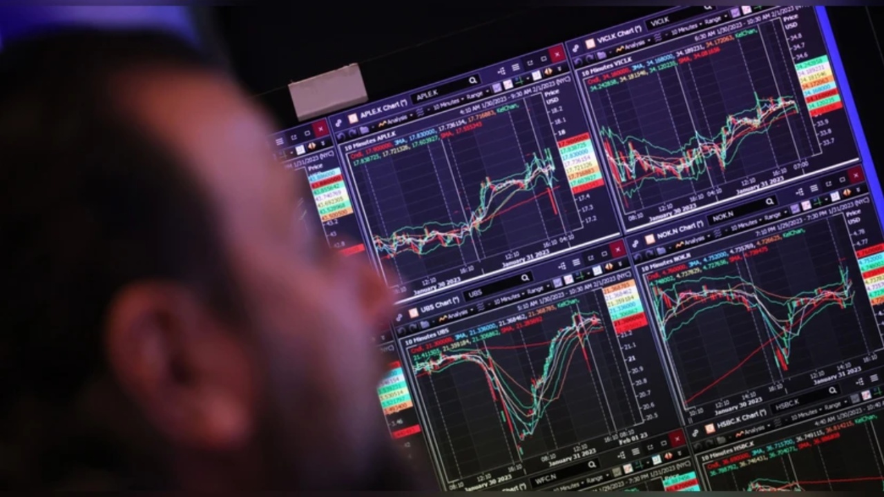 U.S. Markets Hold Near Record Highs as Trump’s Tariff Threats Stir Global Caution and Investor Watchfulness