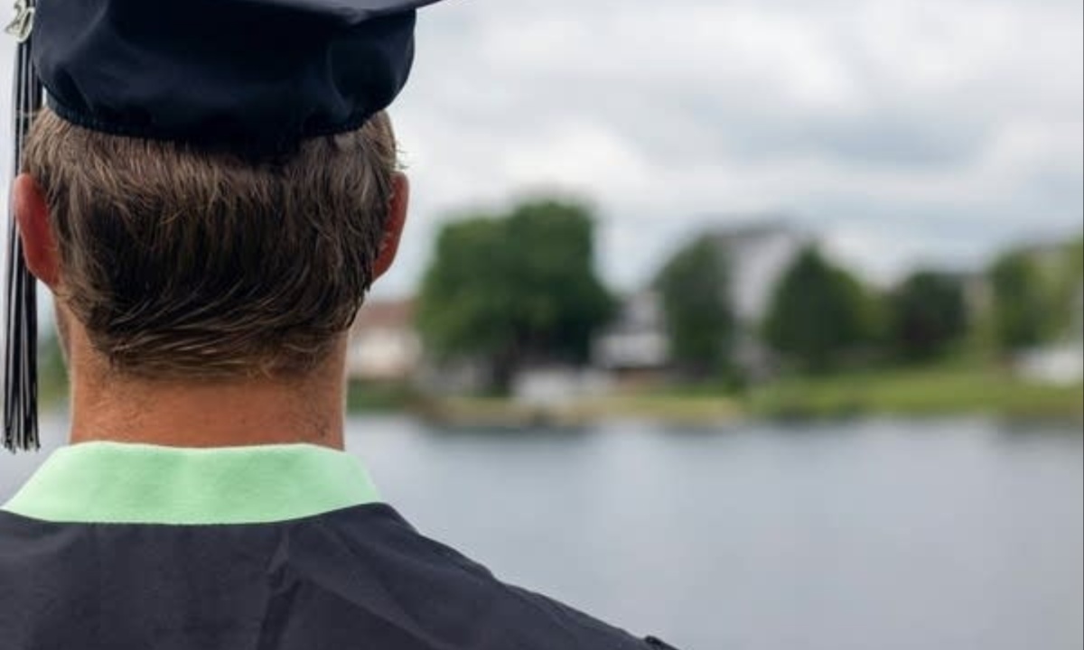 Young Graduates Face Harsh Job Market as Hiring Declines and Debt Burdens Mount Post-Pandemic